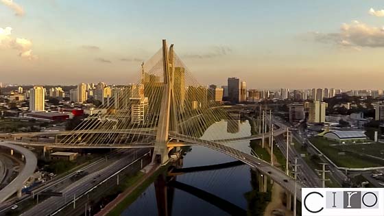El Dr. Vicente Jiménez López ofrece una conferencia en la reunión científica anual de Brasil