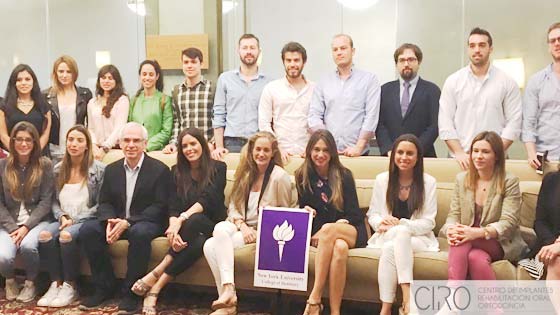 La Dra. María José Jiménez ayuda a los alumnos de la NYU