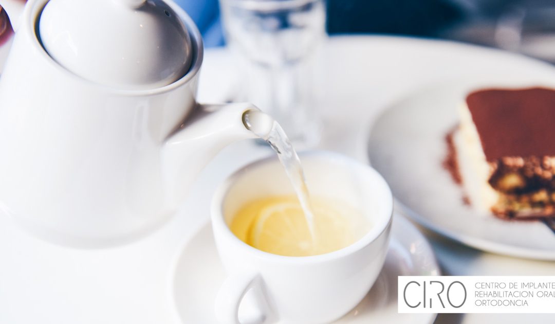 ¿Qué factores hacen que nuestros dientes cambien de color?